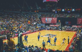 综合格斗巨星卫冕战引爆全球,五回合激战奠定传奇地位